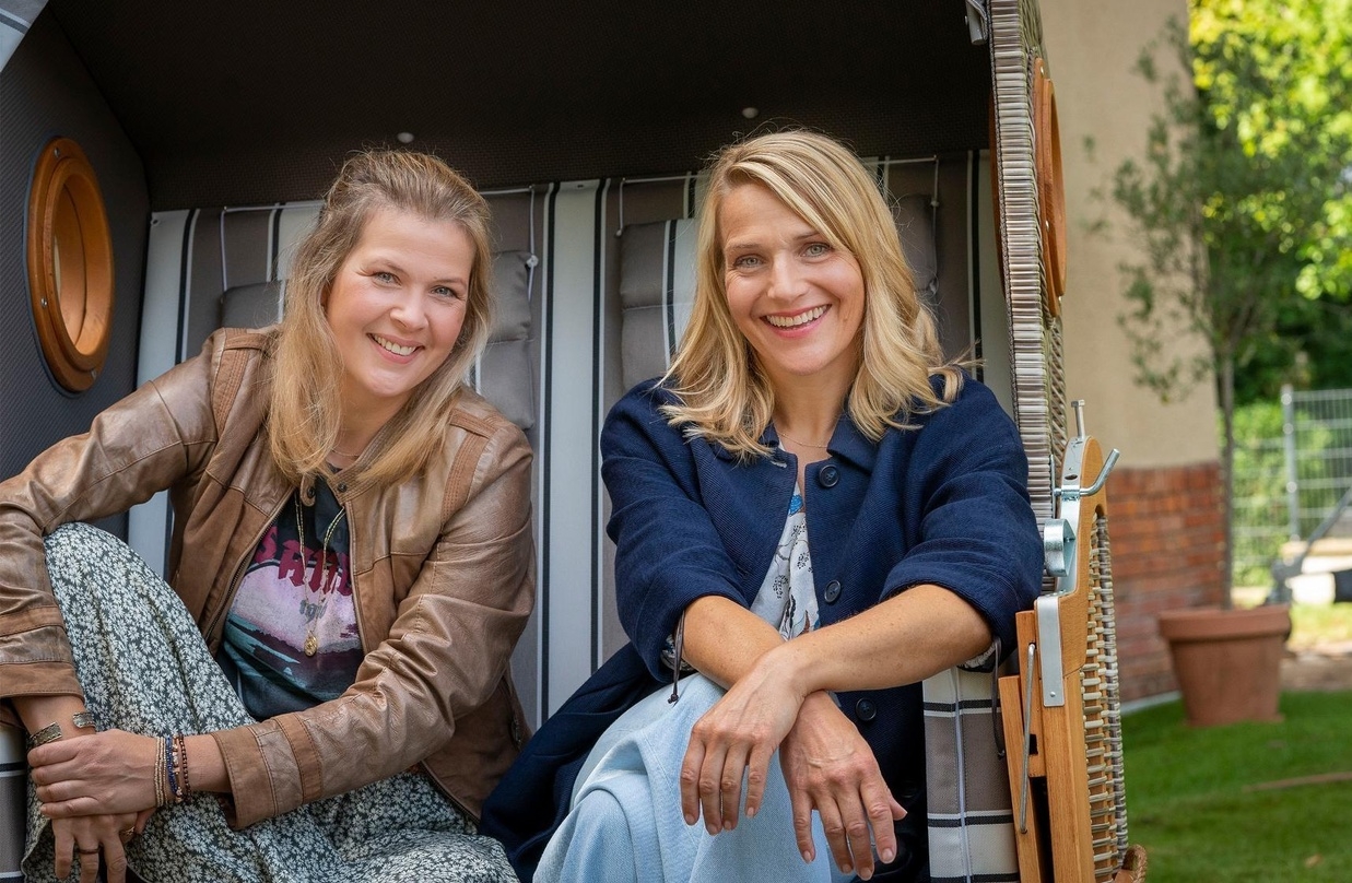 Tina Amon Amonsen (li.) und Tanja Wedhorn im neuen Film der Reihe "Praxis mit Meerblick"