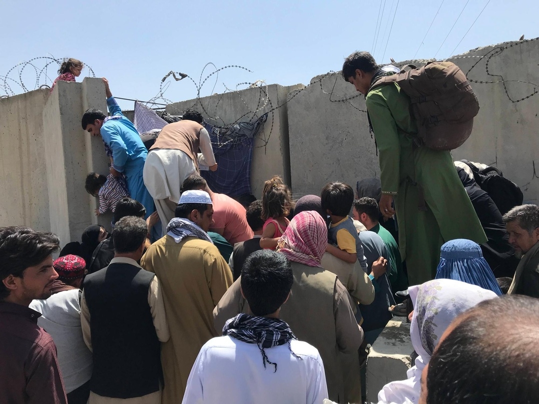 Verzweifelt versuchen die Menschen in Kabul, auf den Flughafen zu kommen, um das Land verlassen zu können 
