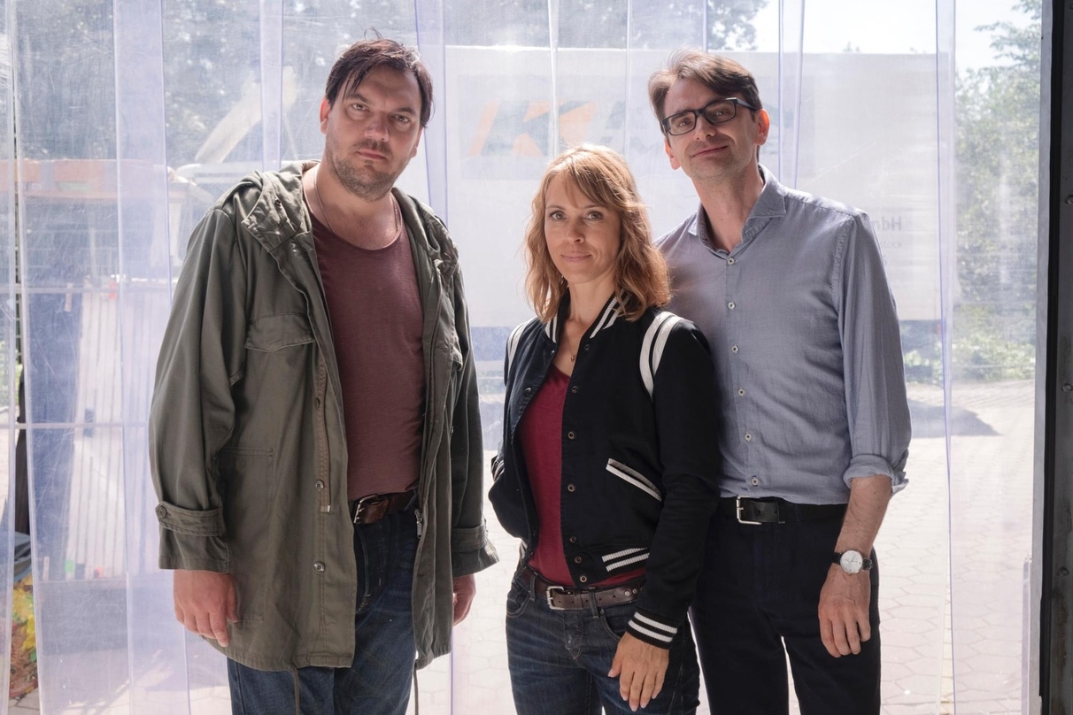 Regisseur Damir Lukacevic (rechts im Bild) mit den von Charly Hübner und Anneke Kim Sarnau gespielten Rostocker "Polizeiruf"-Kommissaren