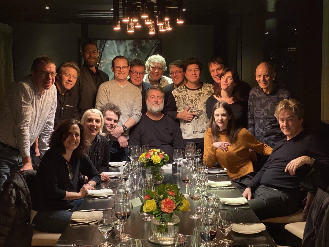 Beim Abendmahl in London mit dabei waren unter anderem Michel Lambot (PIAS, hinten, links), WIN-COO Charlie Philipps (stehend, 4. von links), Jörg Heidemann (VUT, rechts daneben) und Kees Van Weijen (STOMP, rechts daneben) oder Helen Smith (Impala, vorn, 2. von links)
