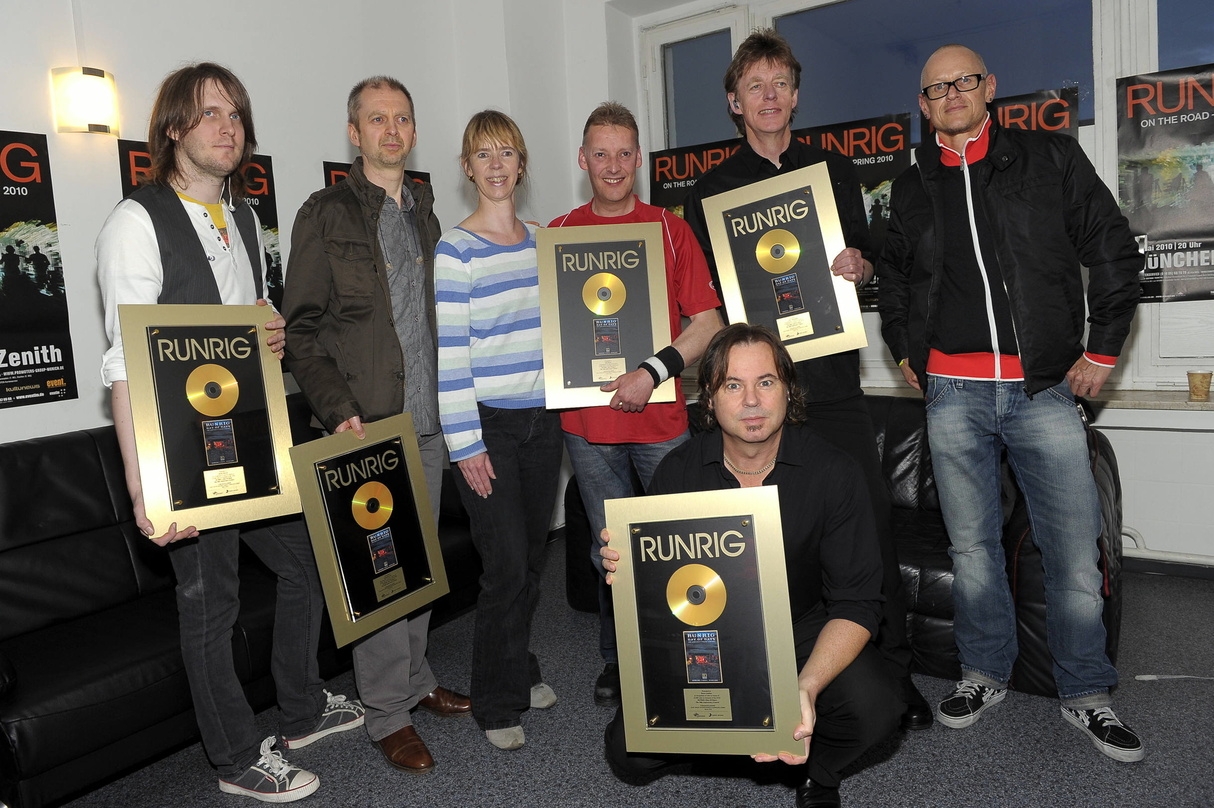 Bei der Gold-Verleihung (v.l.n.r.): Brian Hurren, Malcolm Jones (beide Runrig), Christel Knorrn (Senior Product Manager Ariola), Iain Bayne, Rory MacDonald (beide Runrig) und Peter Höpfl (Director Artist Portfolio Concepts) sowie (vorn) Bruce Guthro (Runrig)