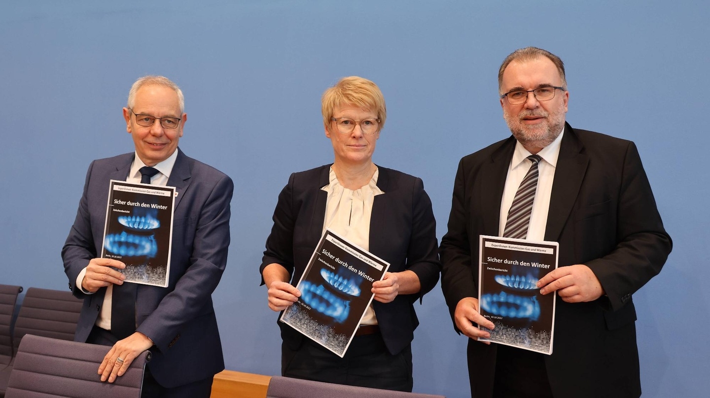 Die drei Angehörigen der Kommission, Michael Vassiliades, Veronika Grimm (Vorsitz) und Siegfried Russwurm, stellten heute ihren Zwischenbericht vor