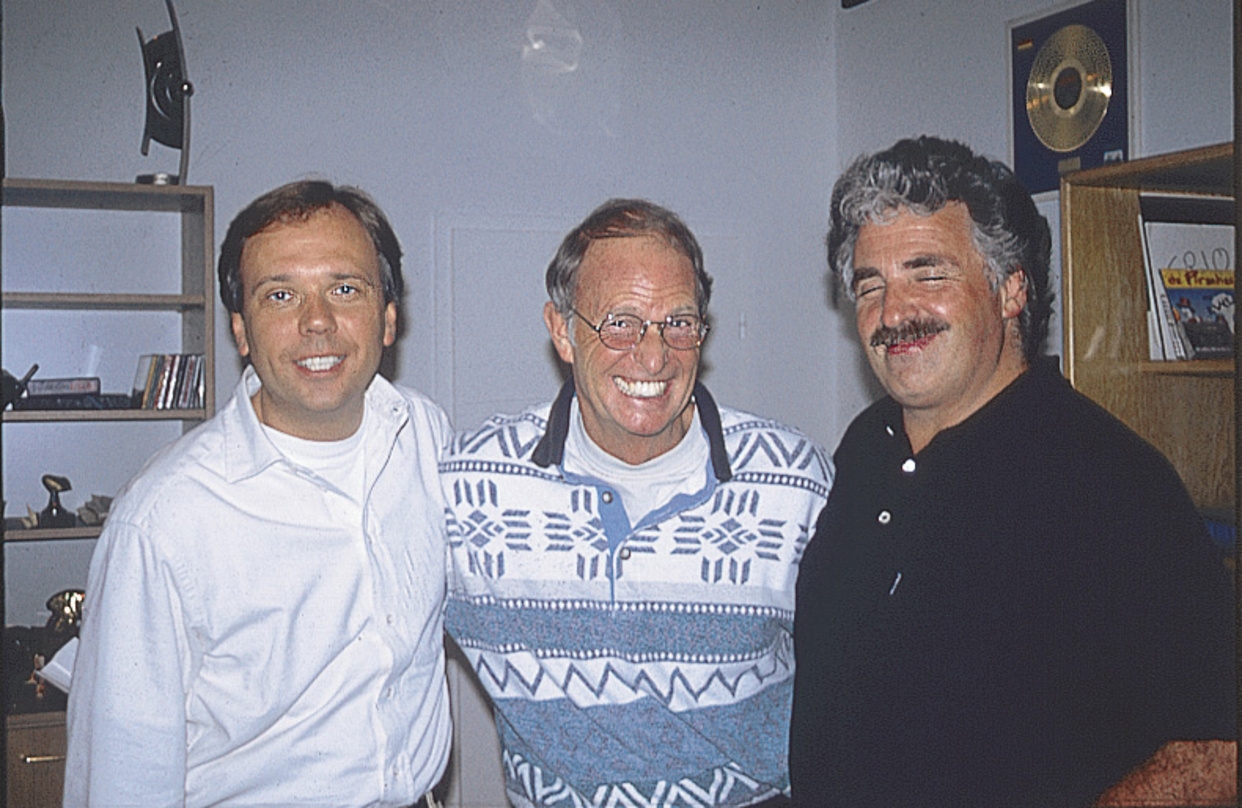 Ein Bild aus erfolgreichen Zeiten: Hansa-Gründer Peter Meisel (M.) im Jahr 1997 mit André Selleneit (l.), der nach einer Ausbildung bei den Meisel-Musikverlagen und der Übernahme der Geschäftsführung damals das gerade in BMG Berlin Musik umfirmierte Unternehmen leitete, und Produzent George Glueck, der kurz zuvor sein Label Sing Sing Records an BMG abgetreten hatte