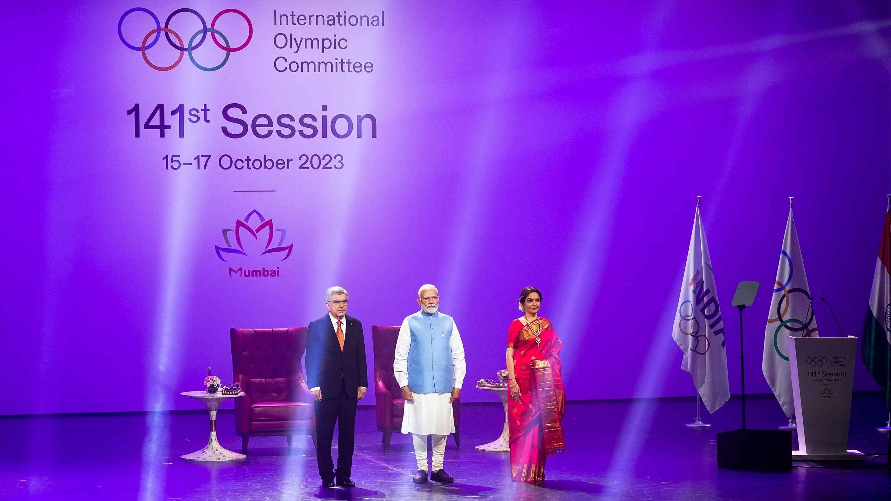 IOC-Präsident Thomas Bach mit Indiens Premierminister Narendra Modi und Nita Ambani, Mitglied des IOC, bei der Eröffnung der 141. IOC Sitzung 