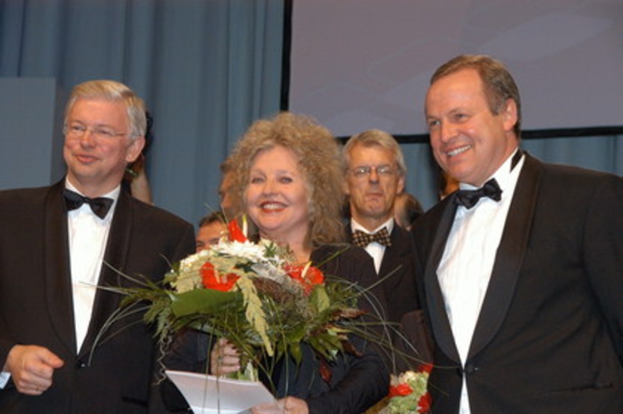 Roland Koch (l.) und Udo Corts mit Hanna Schygulla während der Verleihung des Hessischen Film- und Kinopreises