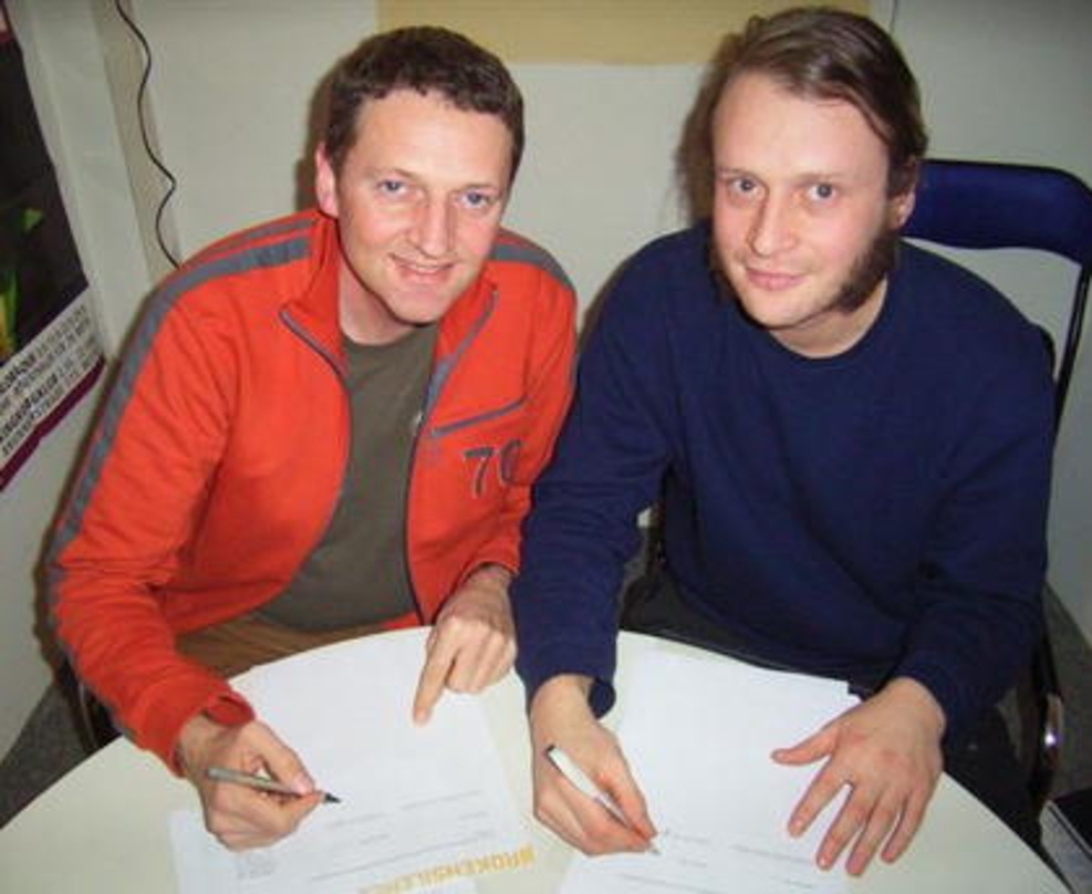 Unterschrieben einen Vertriebsvertrag: Stefan Vogelmann, Managing Director Broken Silence (l.) und Lars Lewerenz