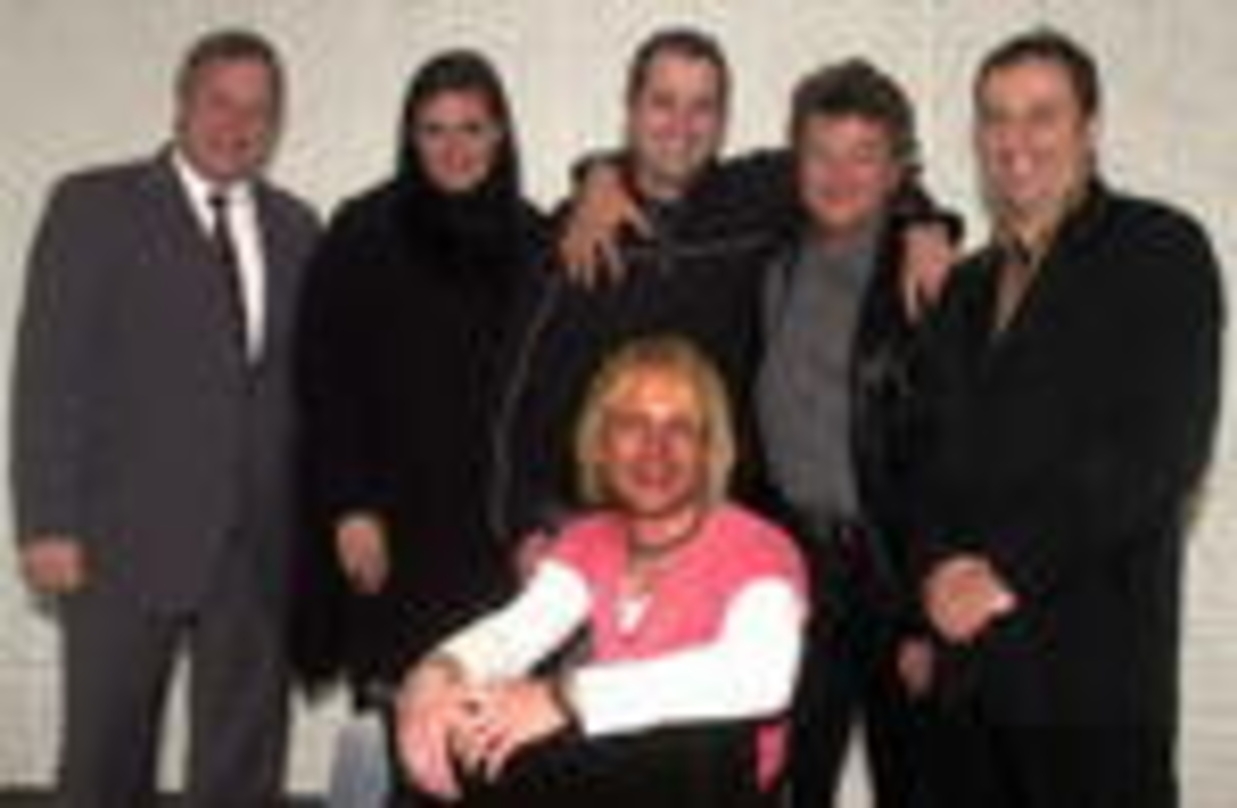 Besiegelten den Festplatten-Deal (v.l.n.r.): Wingolf Mielke (EVP & GM GSA), Tessy Schulz (Manager Label Coordination SMD), Boris Löhe, Helmut Fest, Jörg Beuttner und Ivo (vorne)