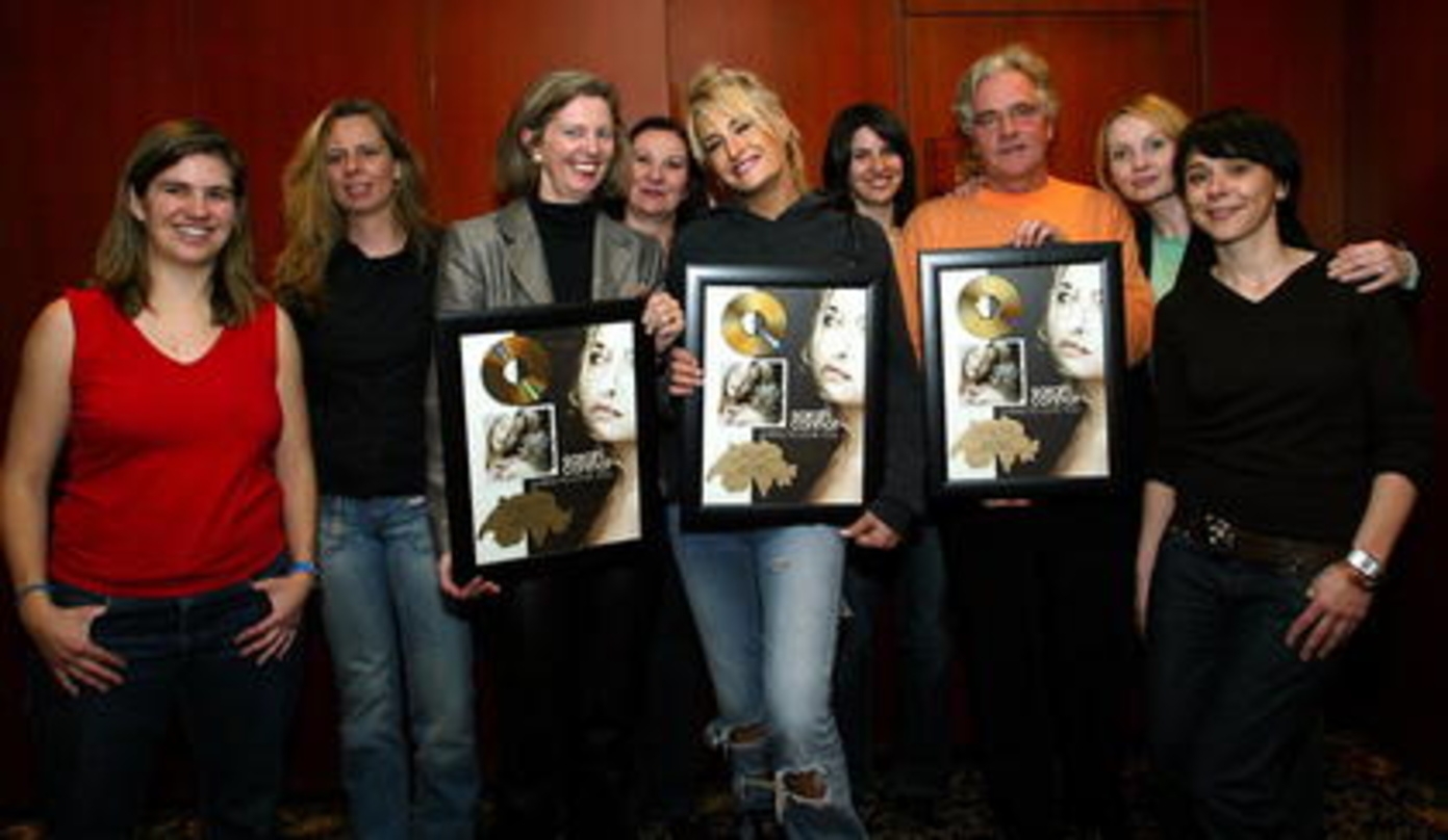 Feierten den Gold Award: Sarah Connor und ihr Schweizer Sony-BMG-Team