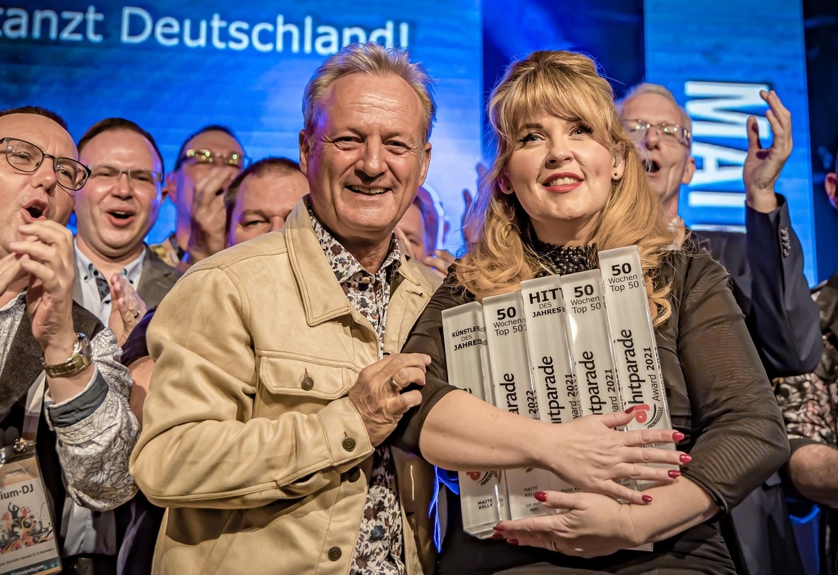Organisator mit Preisträgerin: Uwe Hübner und Maite Kelly beim Branchentreff der dj-hitparade