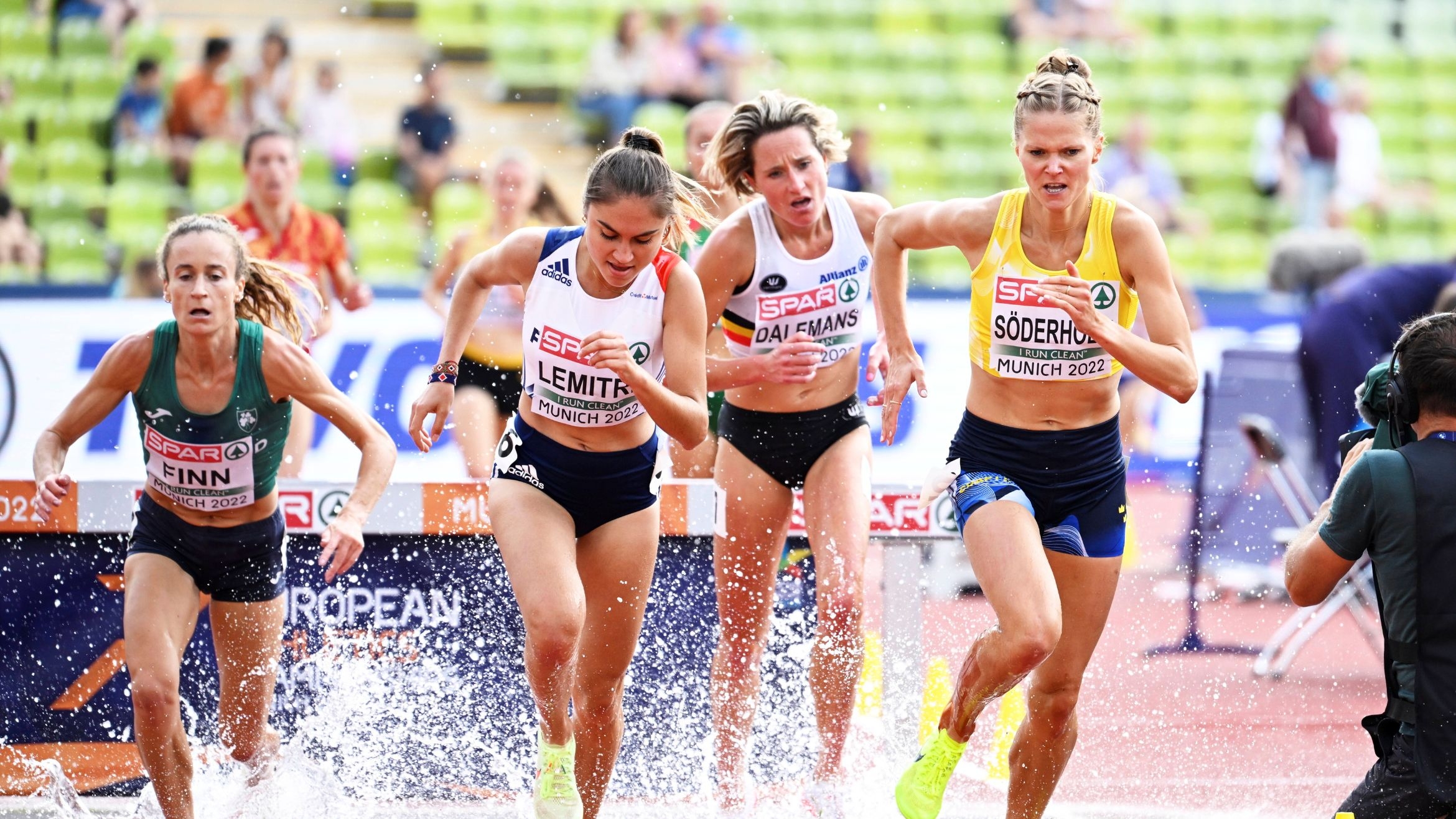 Sportlerinnen beim 3000-Meter-Hindernislauf im Münchner Stadion