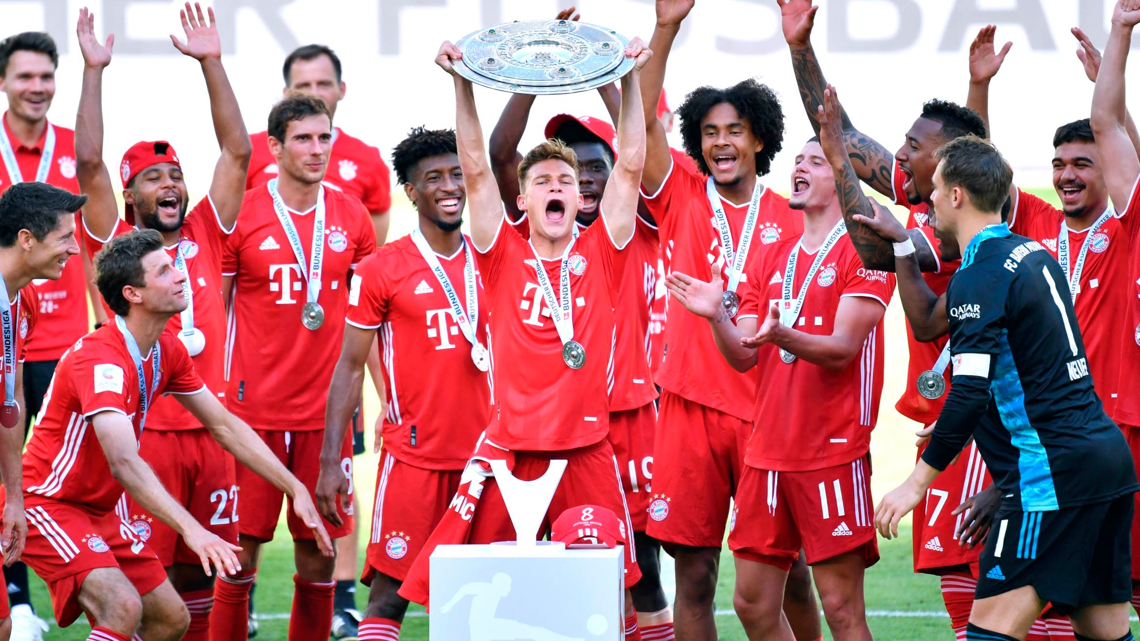 Bayern-München-Spieler nach Erhalt der Meisterschale