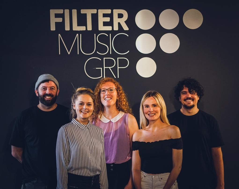 Begrüßen eine Damenriege bei Filter Records: Sebastian Herder (links) und Jorin Ziesche