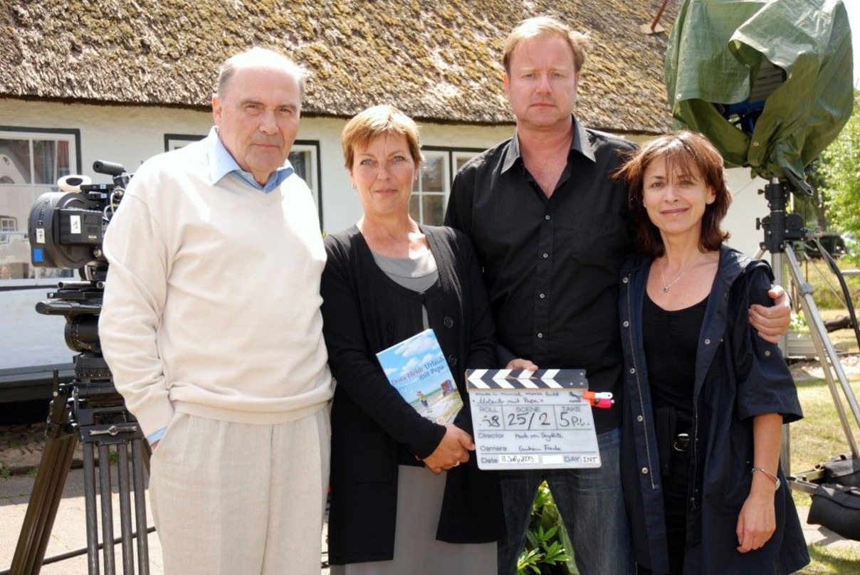 Prominenter Setbesuch: Bestseller Autorin Dora Heldt (2.v.l.) mit Lambert Hamel, Mark von Seydlitz und Produzentin Bernadette Schugg beim Klappenfoto