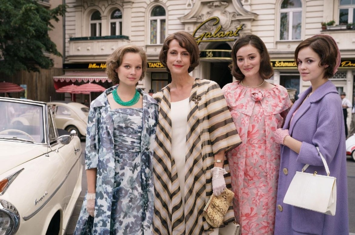 Familie Schöllack, gespielt von Sonja Gerhardt, Claudia Michelsen, Maria Ehrich und Emilia Schüle 
