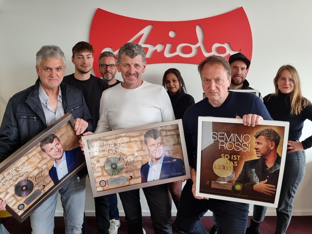 Vereint bei der Edelmetallvergabe in Berlin: Semino Rossi (vorn, Mitte), sein Manager Franz Selb (links) und sein Team von Ariola und Sony Music