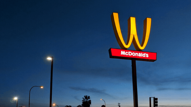 Haltungskampagnen sind bei McDonald's schon länger Thema: 2018 wurde aus dem goldenen "M" ein goldendes "W". 