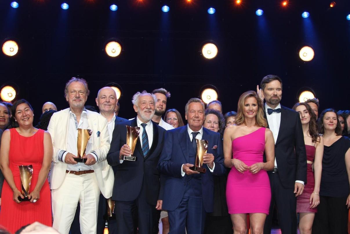 Nach der Gala: das Siegerfoto des LEA 2022 unter anderem mit den PreisträgernJens Michow, Dieter Hallervorden und Roland Kaiser 