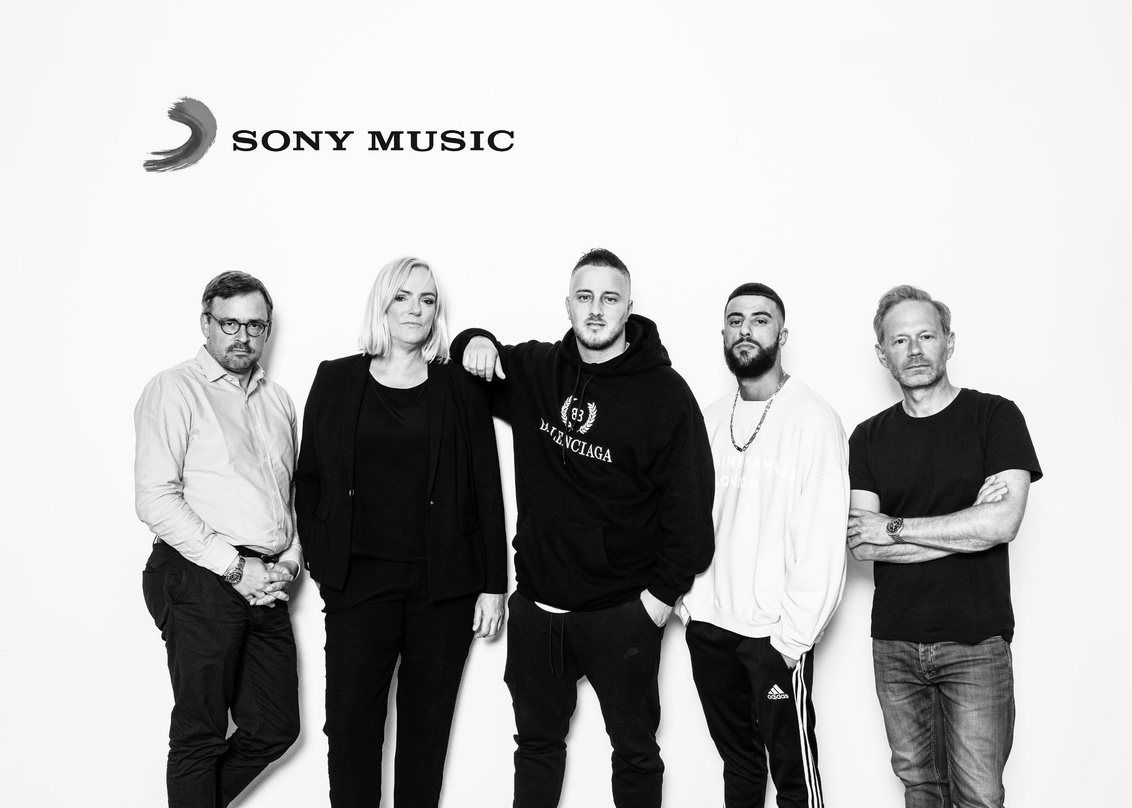 Team Kuku zu Gast in Berlin (von links): Philipp von Esebeck (Sony Music), Ute Fünfkirchler ( Sony Music), Drilon Cocaj (Team Kuku), King Khalil und Thorsten Sack (Sony Music)