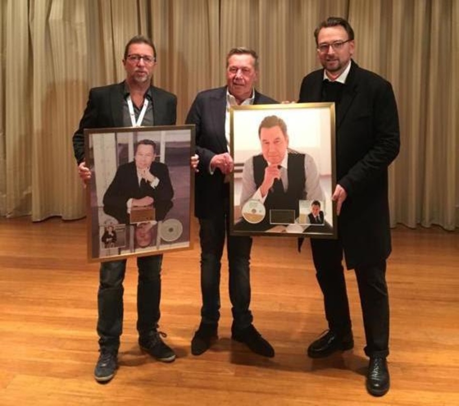 Bei der Verleihung (von links): Peter Schilling (Director Ariola/RCA Deutschland Sony Music Austria), Roland Kaiser und Dietmar Lienbacher (Managing Director Sony Music Austria)
