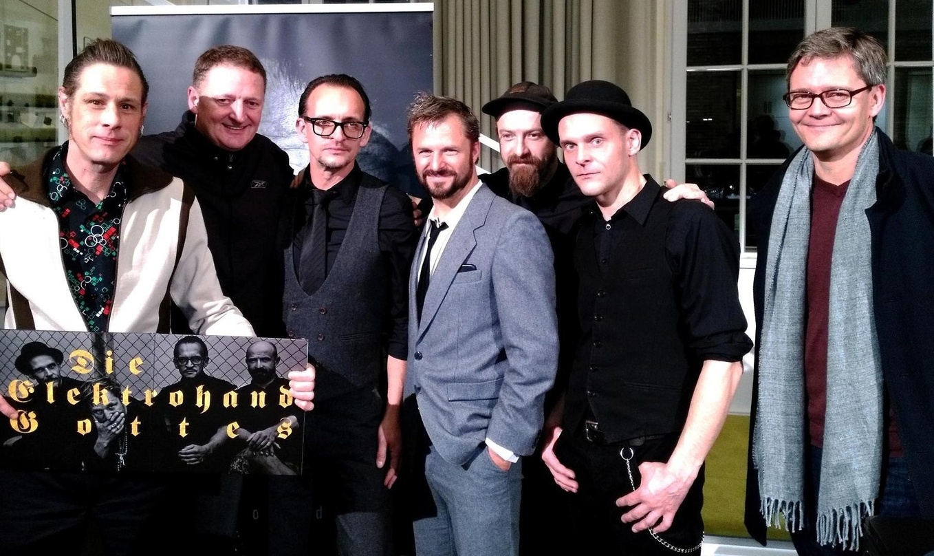 Bei der Pressekonferenz im Rahmen der Premiere von "Jedermann Reloaded": Phillip Hochmair (4. von links) mit Band und dem Team von Broken Silence 