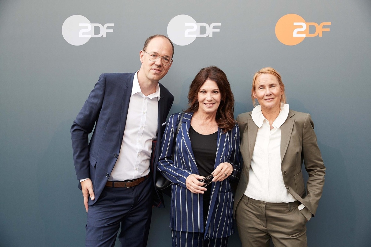 Frank Zervos und Heike Hempel (l.) gebrüßen Iris Berben beim ZDF-Empfang auf dem Filmfest München