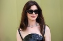 Anne Hathaway steht für David Robert Mitchell vor der Kamera