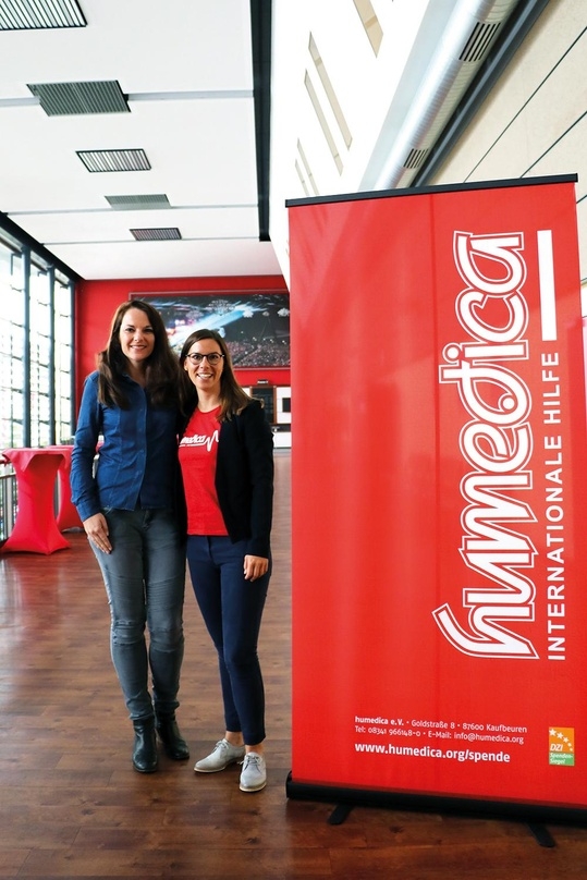Machen sich für die gute Sache stark: Ramona Kloos (Marketingleitung bigBox Allgäu) und Miriam Barta (Kommunikation und Fundraising humedica. e.V)