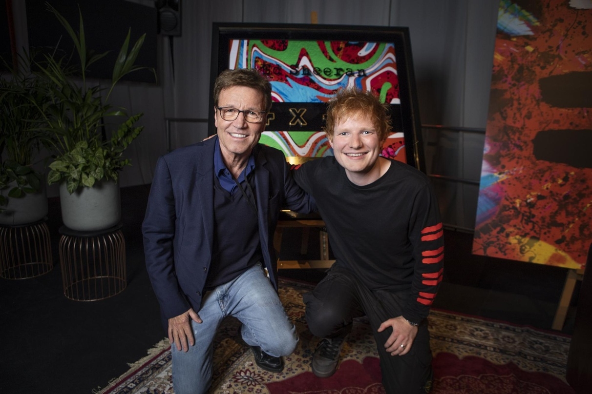 Bekam für seine Erfolgsbilanz einen besonderen Award: Ed Sheeran (rechts), hier mit Warner-Music-CEO Bernd Dopp