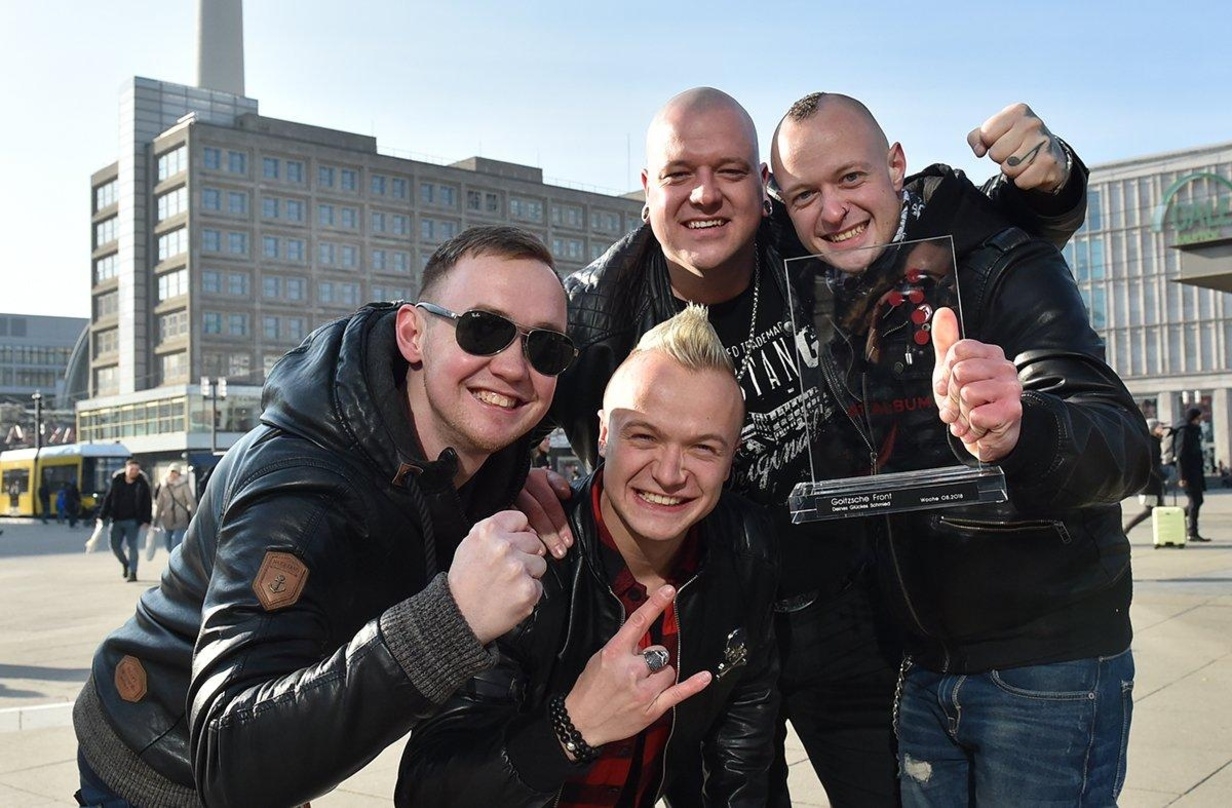 Freuen sich über ihren Nummer 1 Award (von links): die Bandmitglieder Christian Schulze, Maxi Beuster, Pascal Bock und Tom Neubauer von Goitzsche Front