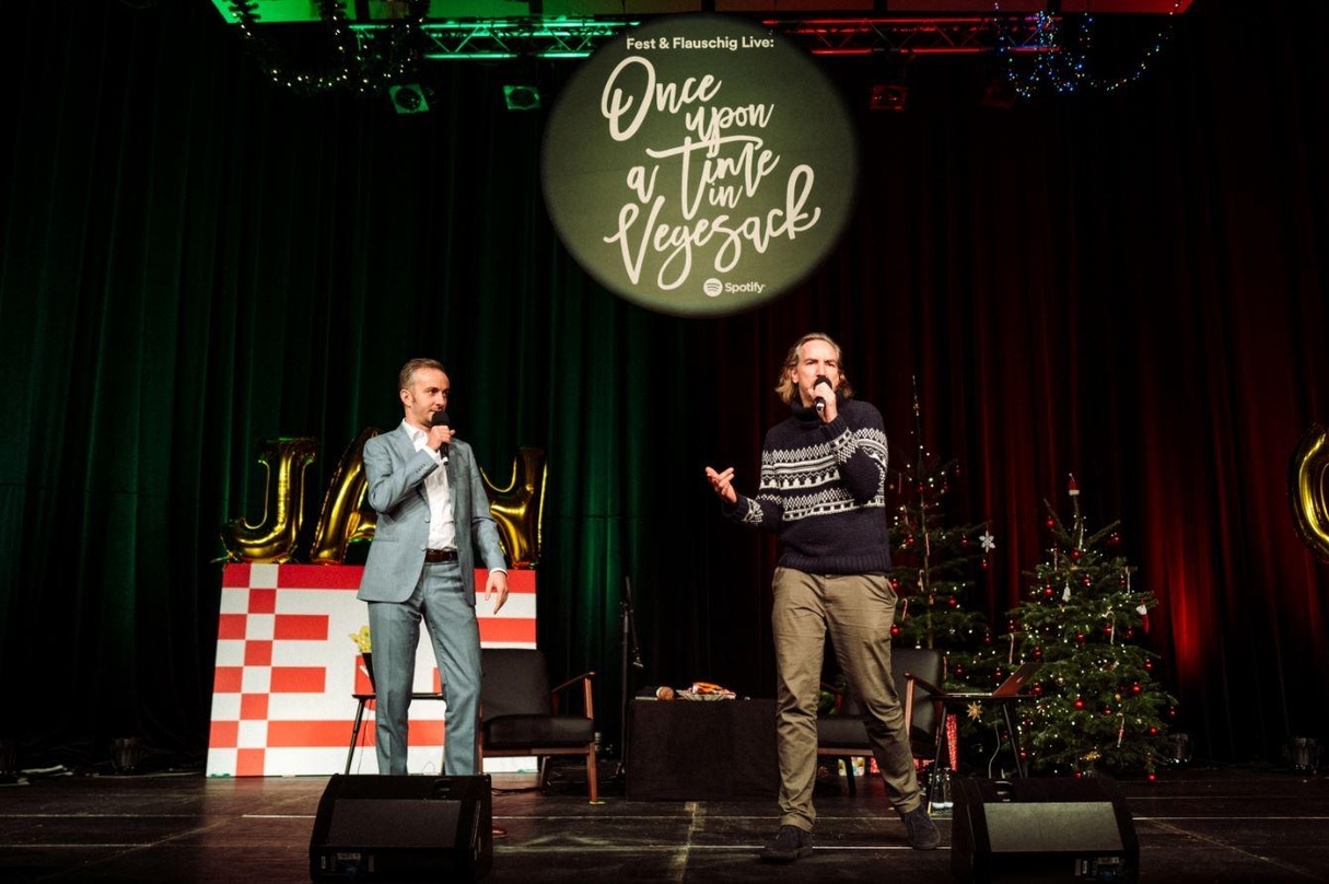 Bei einer Live-Aufzeichnung des Podcasts im Dezember: Jan Böhmermann (links) und Olli Schulz 