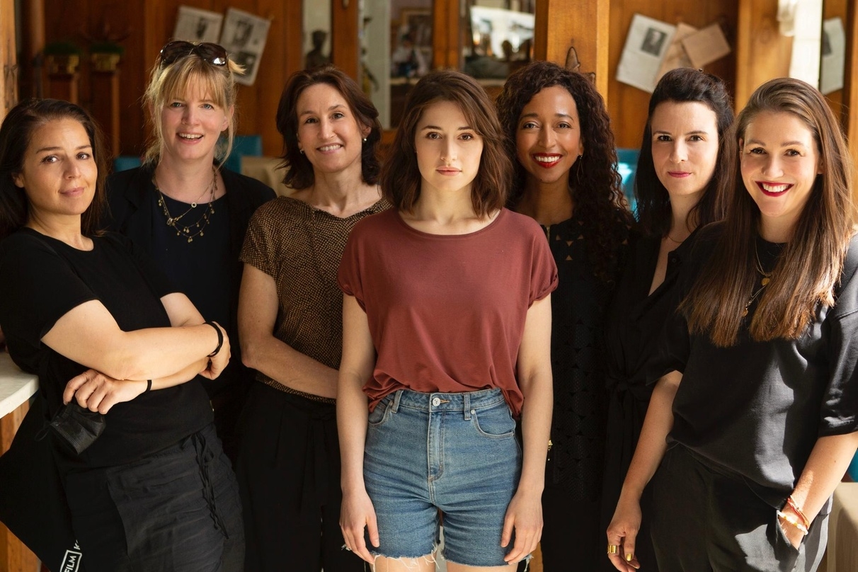 Am Set von der Schatten (v.l.n.r.): Nina Vukovic (Regie), Stefanie Veith (Head-Autorin), Diana Kraus (Redaktion ZDF), Deleila Piasko (NORAH), Melanie Raabe (Romanautorin), Tina Hechinger & Christina Christ (Produzentinnen)