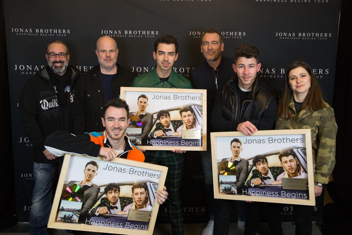 Vereint zur Gold-Übergabe: die Jonas Brothers und ihr Schweizer Team von Universal Music