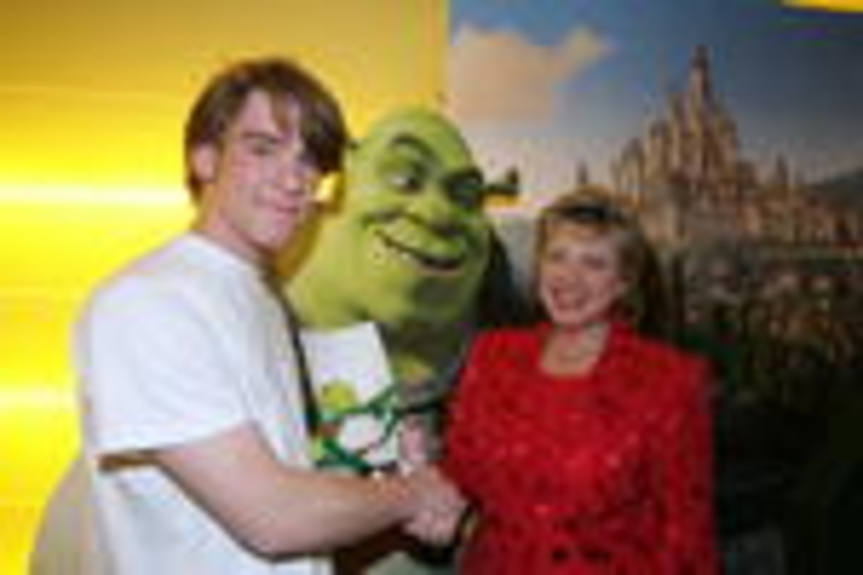 Marie-Luise Marjan und der drei Millionste Besucher von "Shrek 2"
Foto: Christian Lietzmann
