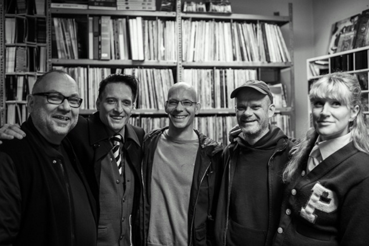 Trafen sich am 25. Oktober bei Michelle Records Hamburg zum Gruppenfoto (von links): Jörg Hottas, Bela B, André Frahm (Michelle Records), Christof Jessen (Michelle Records) und Peta Devlin