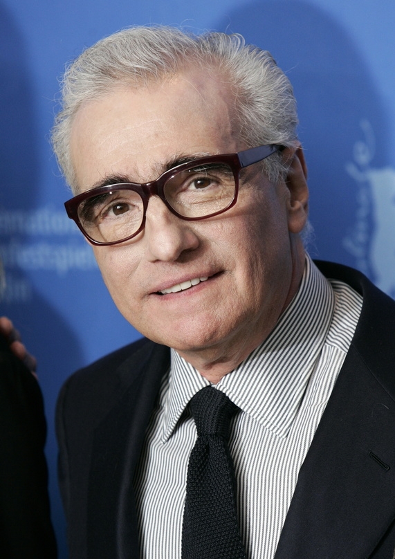 Martin Scorsese||Martin Scorsese gilt als bester lebender Regisseur Amerikas. Er ist einer der entscheidenden Vertreter des New Hollywood, drehte Klassiker wie "Taxi Driver" oder "Wie ein wilder Stier". Nach einer Durstrecke in den Achtzigerjahren kehrte er mit Filmen wie "GoodFellas" oder "Casino" in die A-Riege zurück. Seit 2002 dreht Scorsese exklusiv mit Leonardo DiCaprio: Vor "Shutter Island" waren es "Gangs of New York", "Aviatar" und "Departed - Unter Feinden". Für letzteren wurde er endlich mit dem Oscar ausgezeichnet. Als nächstes steht "The Invention of Hugo Cabret" auf dem Drehplan des 67-Jährigen.