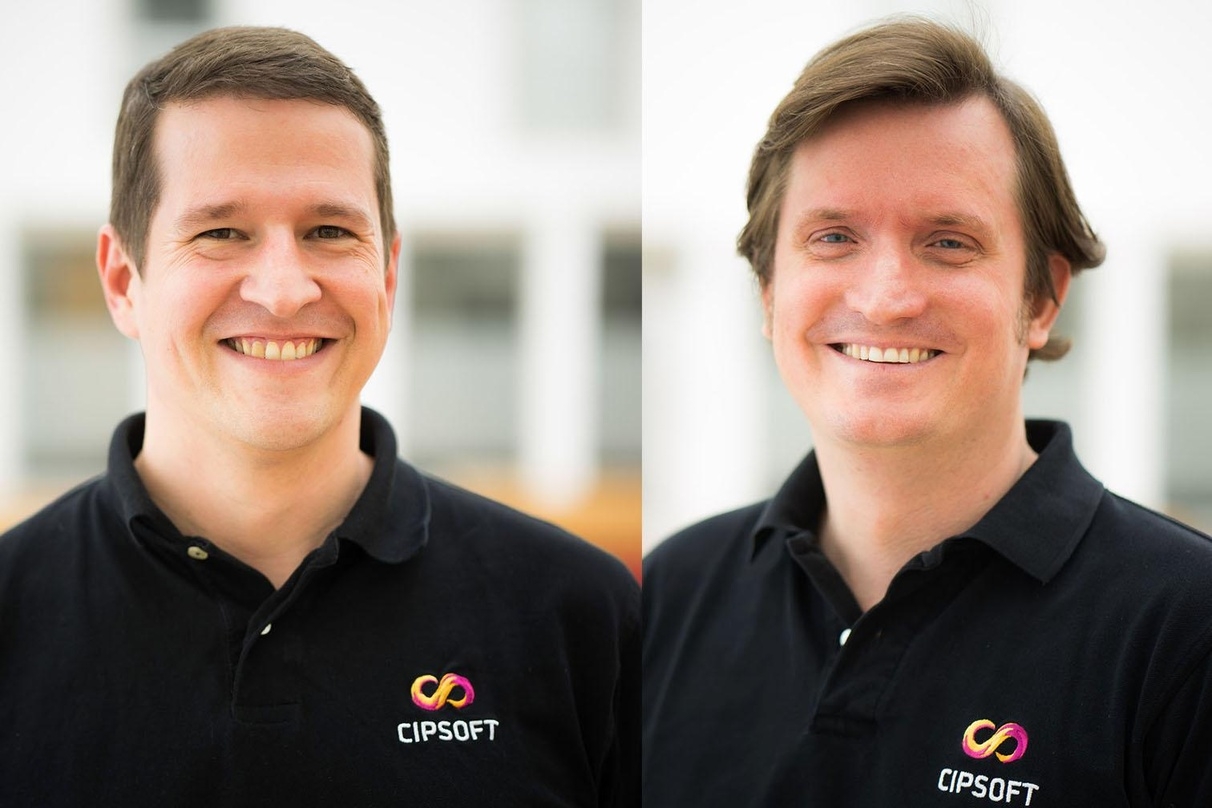 Benjamin Zuckerer (r.) ersetzt Firmengründer Ulrich Schlott in der Geschäftsleitung von Cipsoft die er sich mit Stephan Vogler (r.) teilt