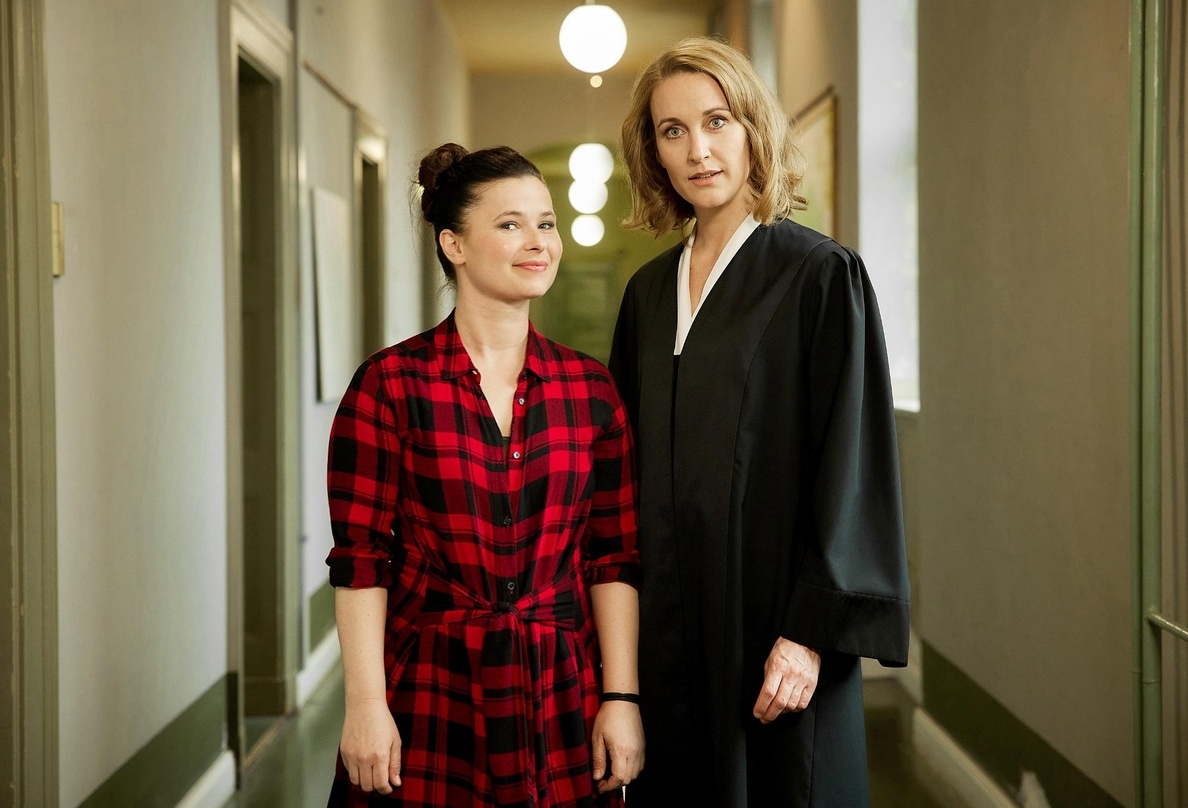 Anna Fischer (li.) und Christina Athenstädt (re.) in der ARD-Serie "Die Heiland - Wir sind Anwalt" 