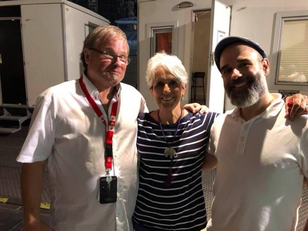 Nominiert für einen LEA: die Abschiedstour von Joan Baez, hier mit den örtlichen Veranstalter Ernst-Ludwig Hartz (links) und ihrem Veranstalter von DEAG Concerts, David Garcia