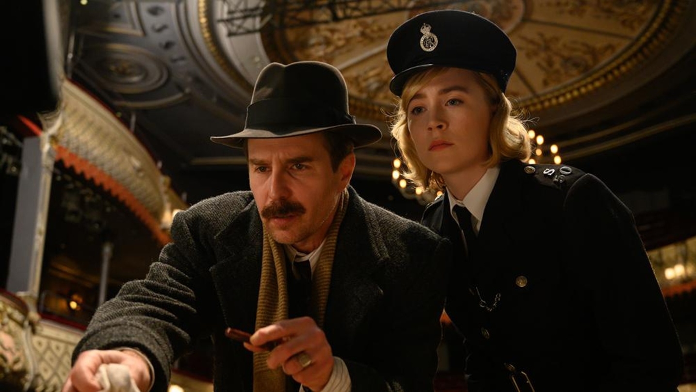 Sam Rockwell und Saoirse Ronan in "See How They Run"