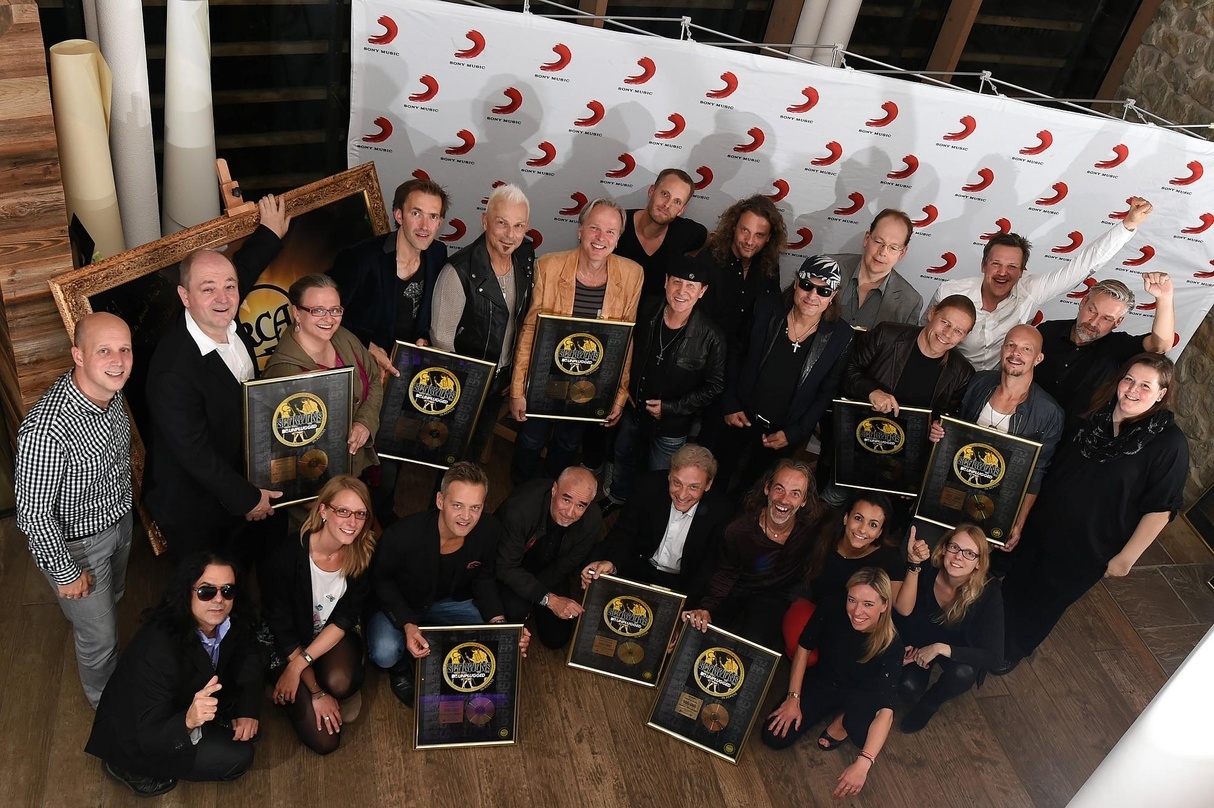 Bei der Gold-Verleihung: Die Scorpions und ihr Team