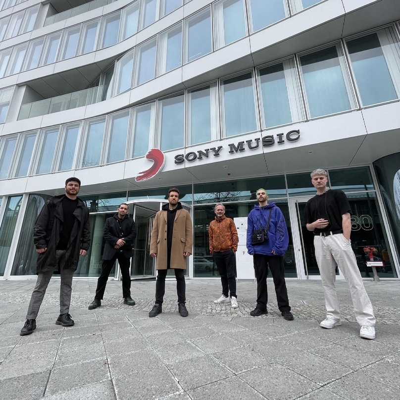 Besiegelten die Zusammenarbeit in Berlin (von links): David Turco (Mgmt Yakama und Mic Raw Wavy), Leandros Nassioudis (Mgmt Yakama und Mic Raw Wavy), Lukas Adamidis (Geschäftsführer Modern Angst), Thorsten Sack (Vertriebschef Sony Music), Yakama und Mic Raw Wavy