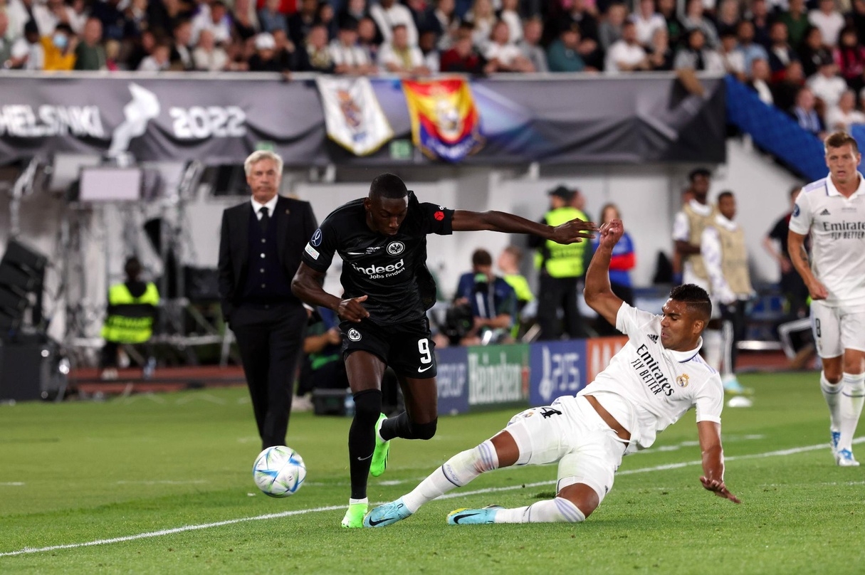 Randal Kolo Muani von Eintracht Frankfurt im Zweikampf gegen Reals Casemiro