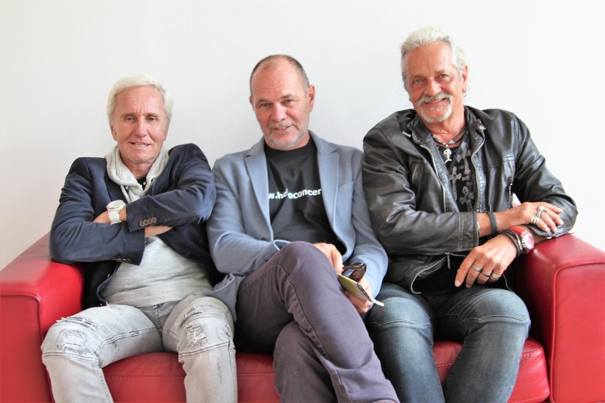 Gemeinsam erfolgreich (von links): Klaus Eberhartinger (EAV), Lothar Schlessmann (Hello Concerts) und Thomas Spitzer (EAV), hier bei ihrem Besuch auf der MusikWoche-Couch
