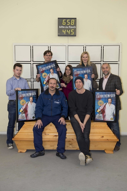 Gold-Award für das "Tatortreiniger"-Team: Thore Vollert (SHE), Nils Zehnpfennig, Tanja Heckmann (beide ALIVE), Kerstin Ramcke (Nordfilm), Christian Rönsch (SHE); vorne: Bjarne Mädel und Arne Feldhusen