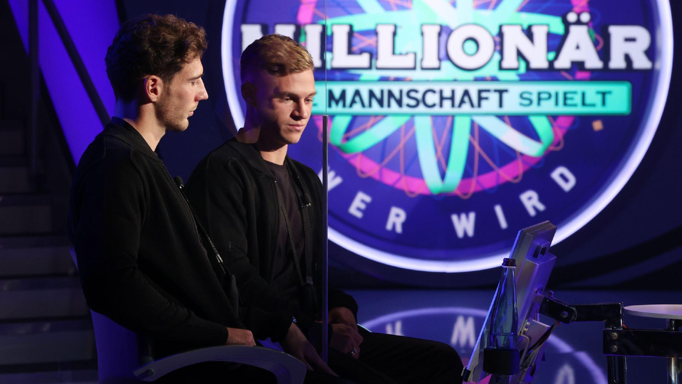 Fußball-Nationalspieler Leon Goretzka (l.) und Joshua Kimmich in "Wer wird Millionär?" - 