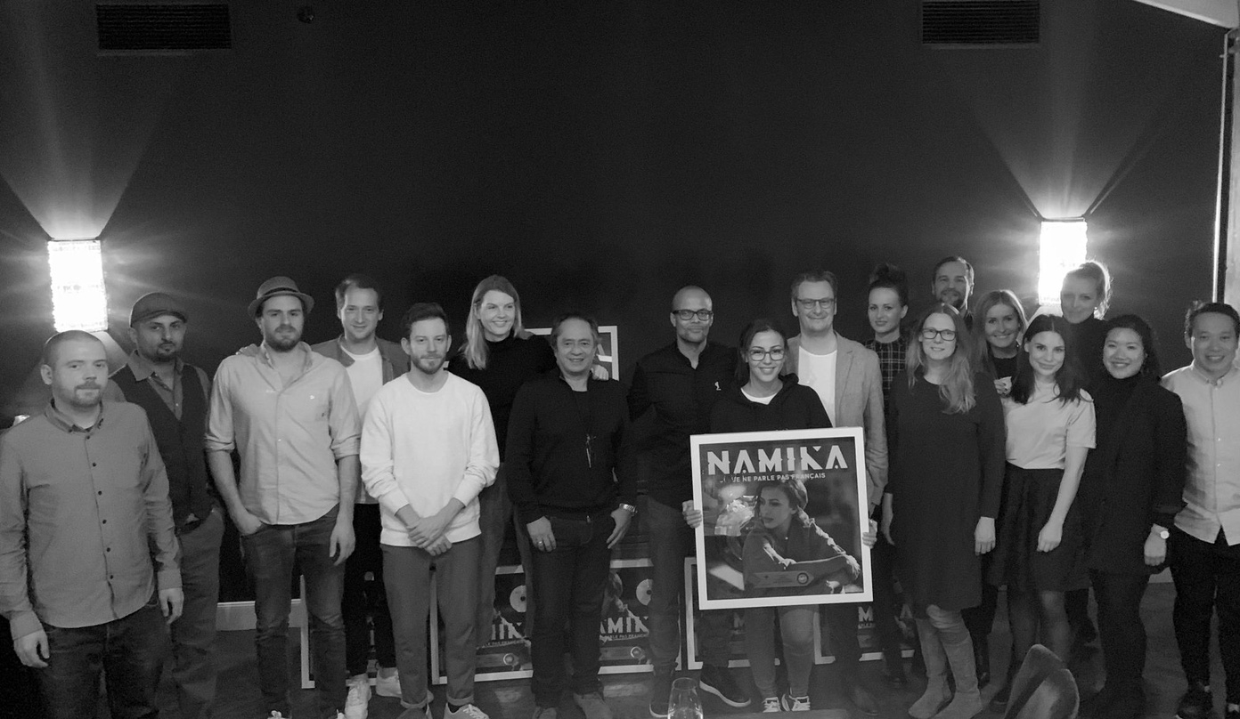 Mit Platin ausgezeichnet: Namika (mit Award) zwischen Patrick Mushatsi-Kareba (CEO Sony Music GSA, links neben der Künstlerin) und Konrad Sommermeyer (Managing Director Jive, rechts neben der Künstlerin) samt Team