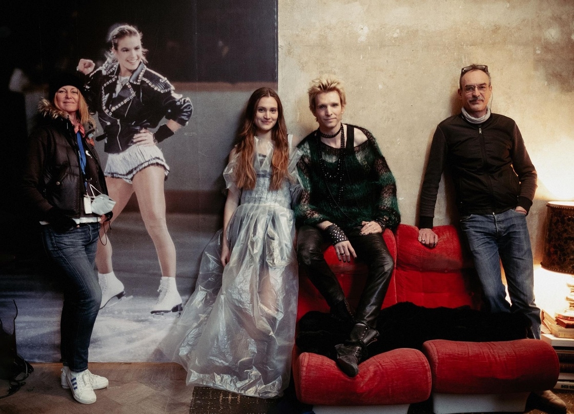 Am Set von "In einem Land, das es nicht mehr gibt" (AT): Aelrun Goette (Regie & Drehbuch) mit den Darstellern Marlene Burow (Suzie), Sabin Tambrea (Rudi) und Benedict Neuenfels (Kamera; v.l.n.r.)