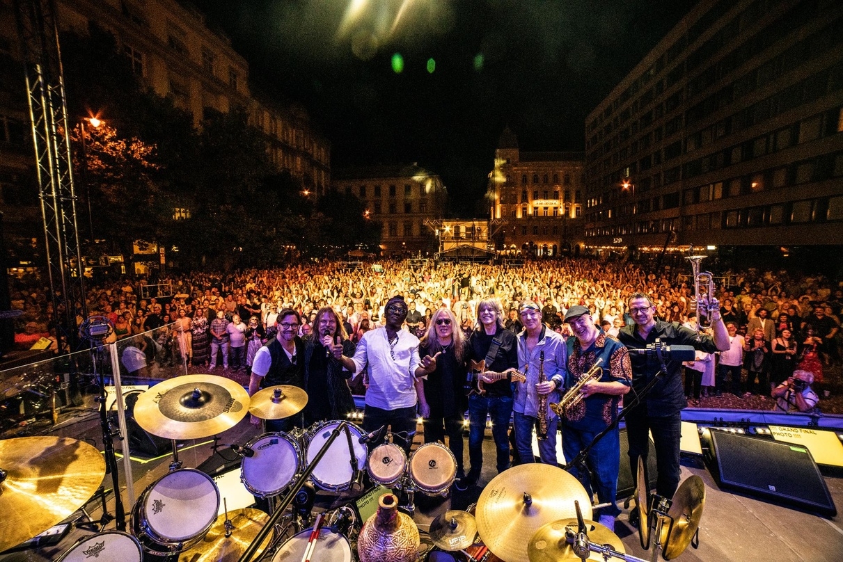 Spielten vor 30.000 Menschen in Budapest: die Mandoki Soulmates