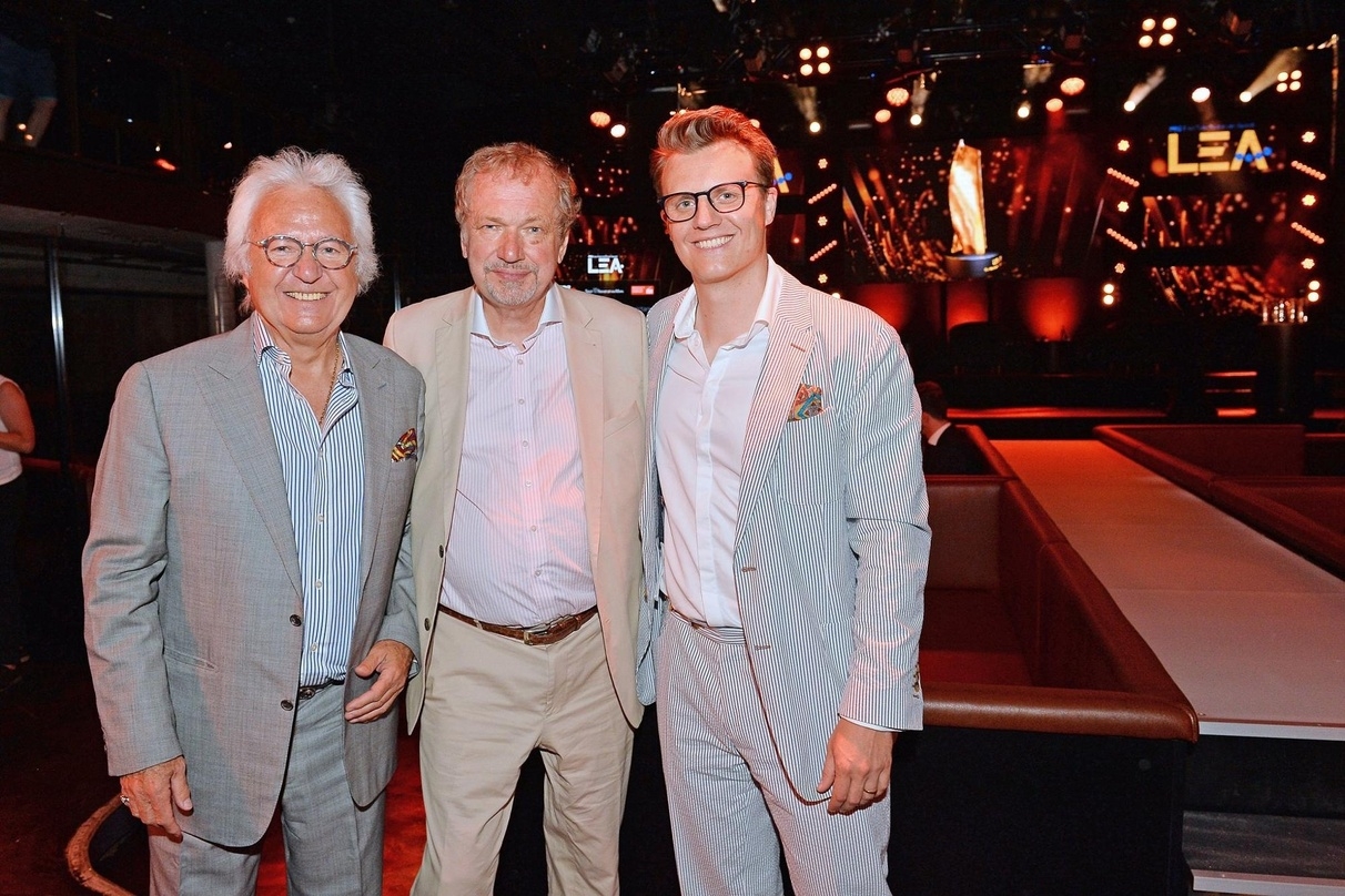 Beim LEA im Gibson (von links): Lebenswerk-Preisträger Ossy Hoppe, Jens Michow (LEA Committee, BDKV) und Oliver Hoppe (Wizard Promotions)
