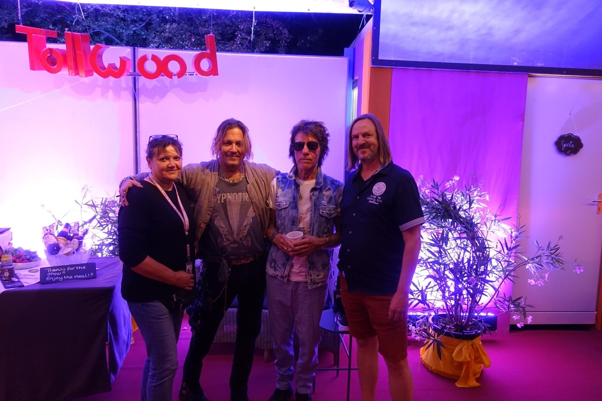 Trafen sich backstage beim Tollwood 2022 (von links): Daniela Philippi (phi_sch art), Johnny Depp, Jeff Beck und Mathias Schaetgen (phi_sch art)